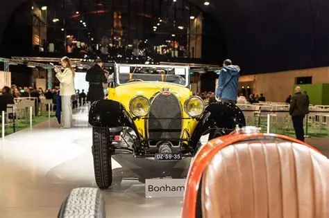 Klassisk bil vid Göteborgs hamn redo för internationell frakt